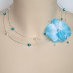 Collier personnalisé en bleu turquoise et blanc