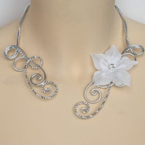 Collier mariage fleur blanc et argent